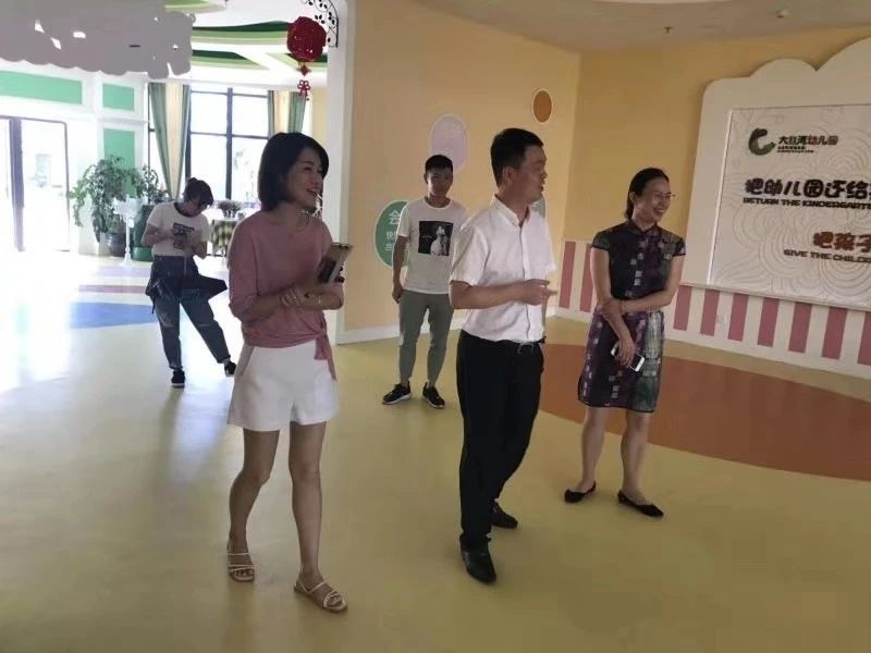 7月30日,县分类办领导专职副主任贺贤一行6人视察大目湾幼儿园